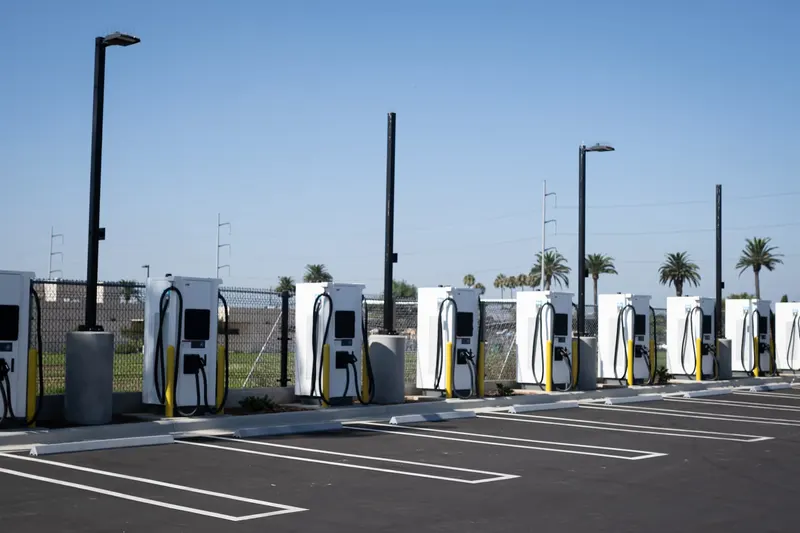 Charging ahead: How a phased approach can mitigate fleet electrification challenges